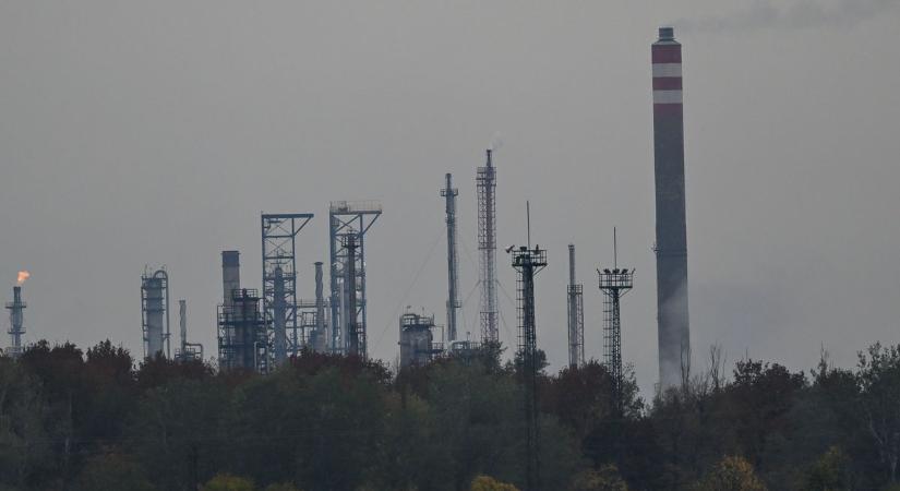 Drámai küzdelem után megszólalt egy tűzoltó: így oltották a Mol százhalombattai üzemét