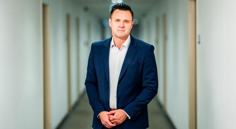 Megszólalt az OTP biztonsági tanácsadója: hiába minden fejlesztés, ha önként adják csalóknak a pénzüket a magyarok