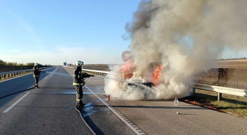 Hatalmas lángok az M4-esen: megszólalt a katasztrófavédelem az esettel kapcsolatban