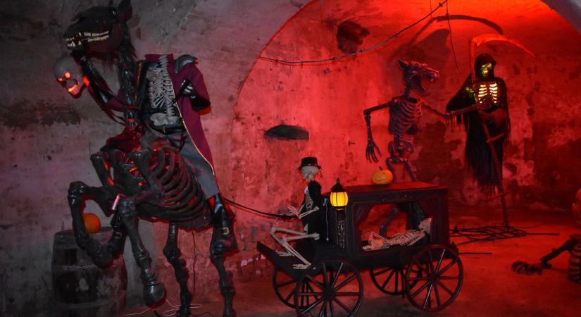 Ilyen Halloween-kiállítást még nem láttál, a hideg ráz ki a pápa kastély pincéjében (galéria, videó)