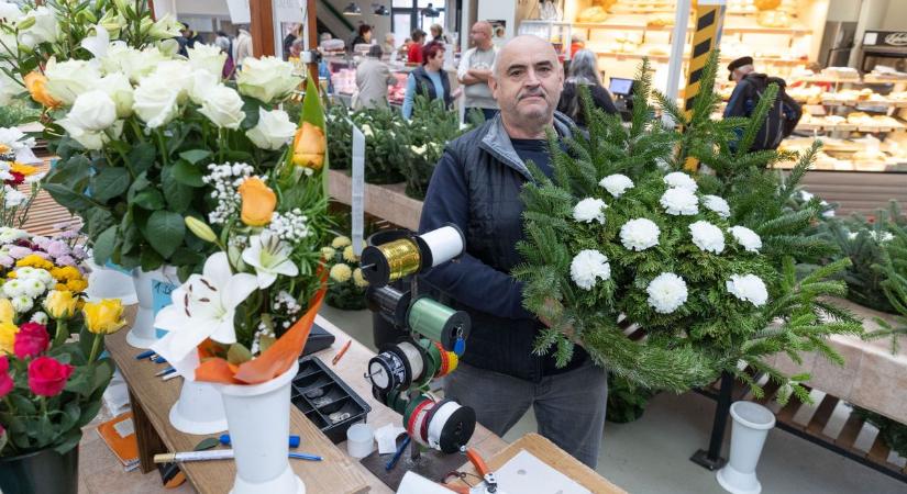 Tavalyi árakon viheted itt a koszorút, s mécsesekből ugyancsak bő a kínálat halottak napjára (galéria)