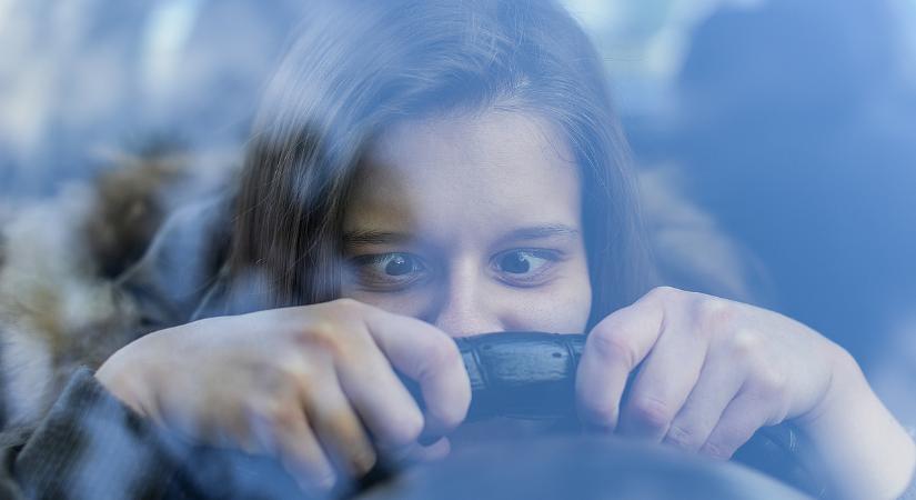 Olcsóbb lesz a jogosítvány: oktató helyett a szülők is taníthatják a kezdő sofőröket