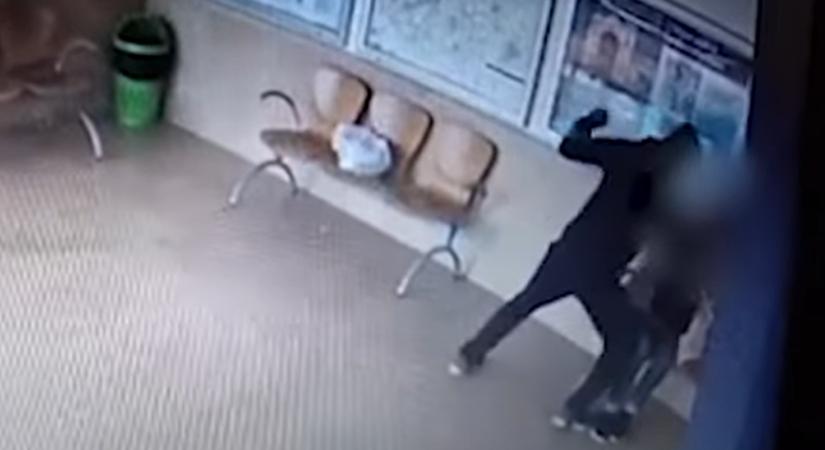 Videót tett közzé a rendőrség egy férfiről, akik ököllel ütni kezdett egy nőt egy vasúti váróteremben