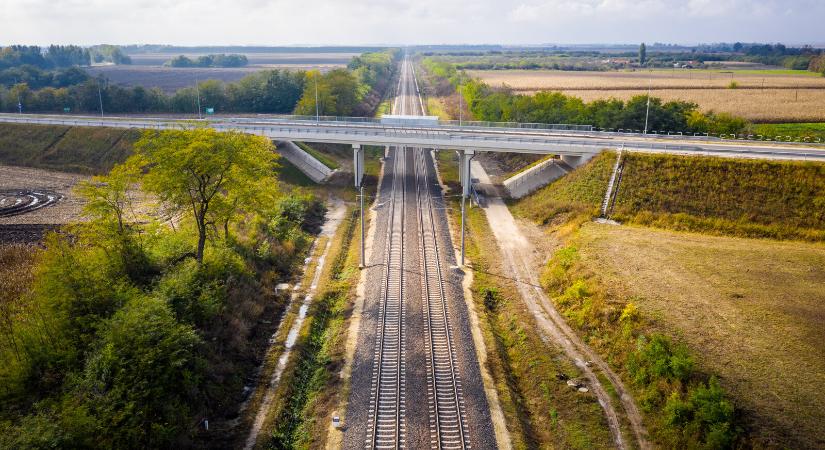 85 kilométernyi vasút, 24 állomás komplex átépítése és villamosítása indulhat
