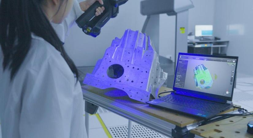 Kézi 3D szkenner fedélzeti minőségellenőrzéssel – bemutatkozik a FreeScan Omni