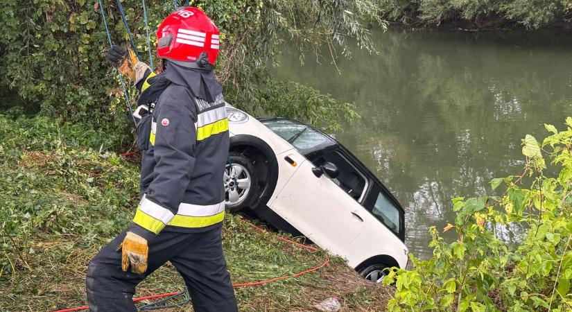 Teljesen elmerült egy autó a Sebes-Körösben, eszméletlen volt a sofőr, amikor kimentették a tűzoltók!