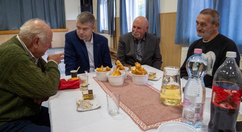 Emlékek és mosolyok: így ünnepeltek az idősek Csényén