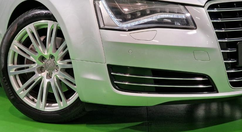 Így spórolnak a gazdagok: apró 4 hengeres motor a hatalmas Audi A8-ban
