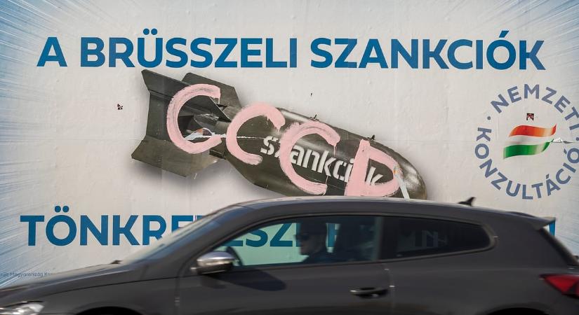 „Kijavította” a kormányzati plakátokat egy pécsi férfi, megrovást kapott