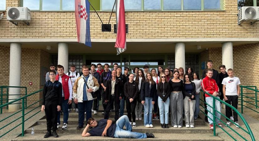 Eszéken emlékeztek meg október 23-ról a Marcali diákok