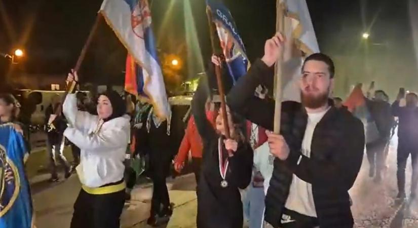 Tűzijátékkal, ovációval fogadták az egyetemistákat Čačakon