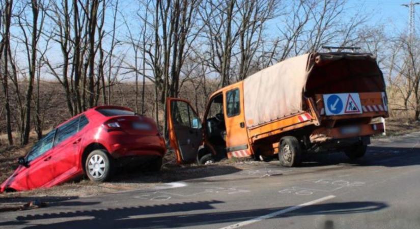 Közutasnak lökte az autót egy figyelmetlen sofőr