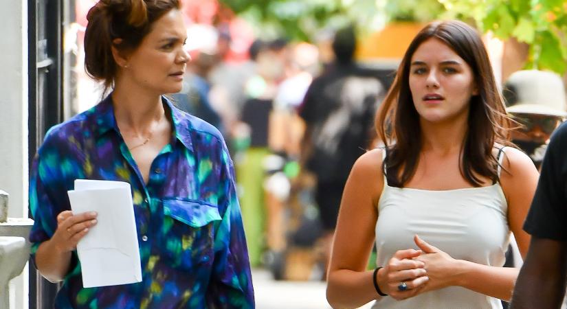 Mi történt? Magába roskadva látták Katie Holmes 19 éves lányát, Surit, akit az anyja próbált vigasztalni