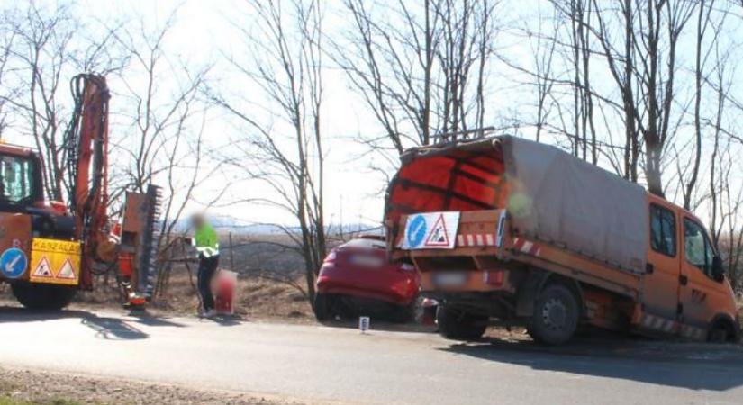 Az ideális látási viszonyok ellenére is belement a közútkezelő kocsijába Hajdúböszörménynél