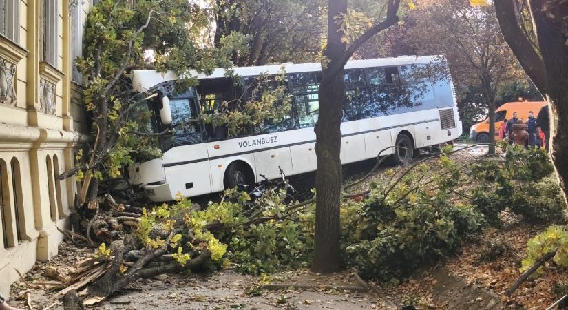 Varga Katalin Gimnázium iskola épületének hajtott egy busz Szolnokon