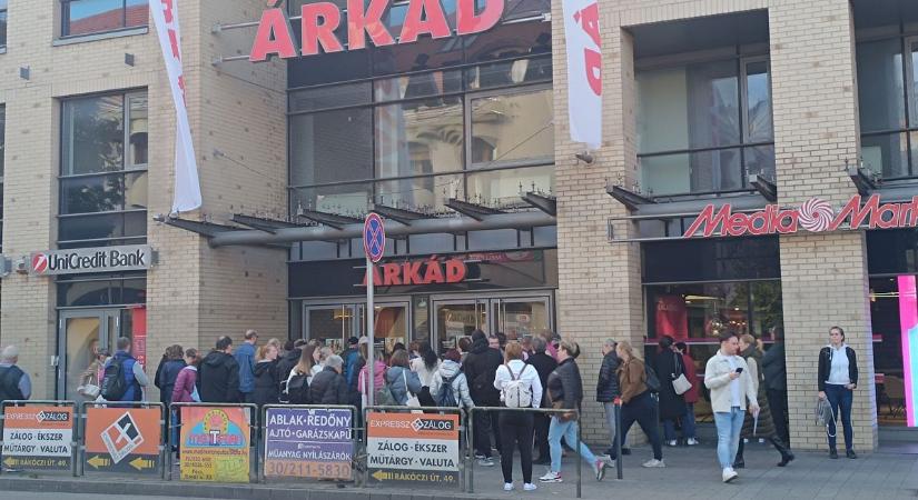 Rendkívüli: kiürítették a pécsi Árkádot, sorokban álltak az emberek az utcán