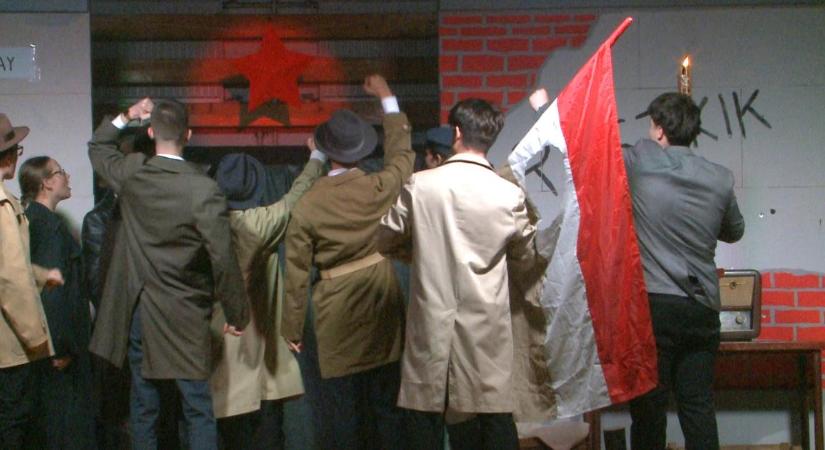 A Mechwartos diákok saját színdarabbal tisztelegtek az 1956-os forradalom eseményei előtt