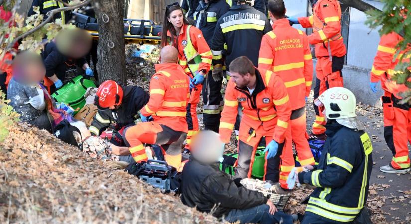 Buszbaleset Szolnokon: két mentőhelikopter érkezett, folyamatosan mentik a sérülteket – videóval, galériával