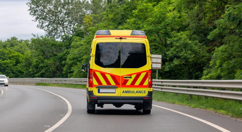 Busz csapódott egy szolnoki gimnáziumba: rengeteg a sérült, mentőhelikoptert is kellett hívni