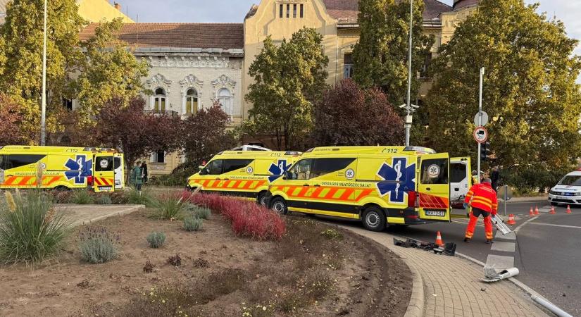 Brutális buszbaleset Szolnokon – egy gimnázium falának csapódott a busz, mentőhelikopterek érkeztek a sérültekért
