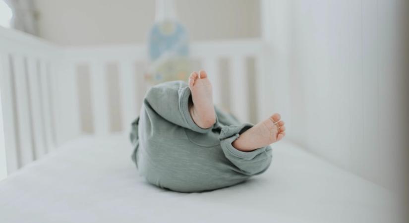 Sokkoló videó arról, miért ne hagyj semmit a baba ágyában
