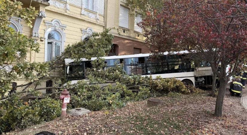 Iskola épületének csapódott egy busz Szolnokon, mentőhelikoptert is küldtek a sérültekhez