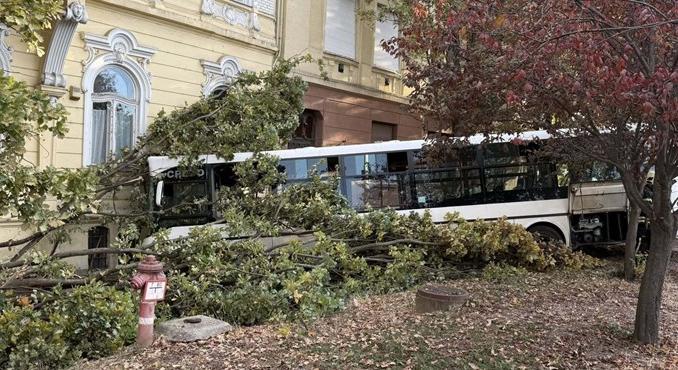 Egy busz csapódott a szolnoki gimnázium épületébe