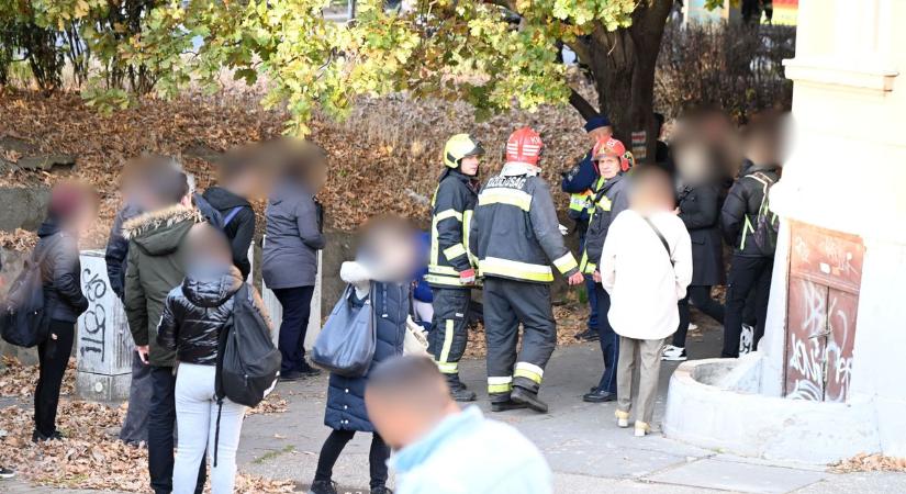 Buszbaleset Szolnokon: megszólalt az iskola, így vannak a gimnázium diákjai – galériával, videóval