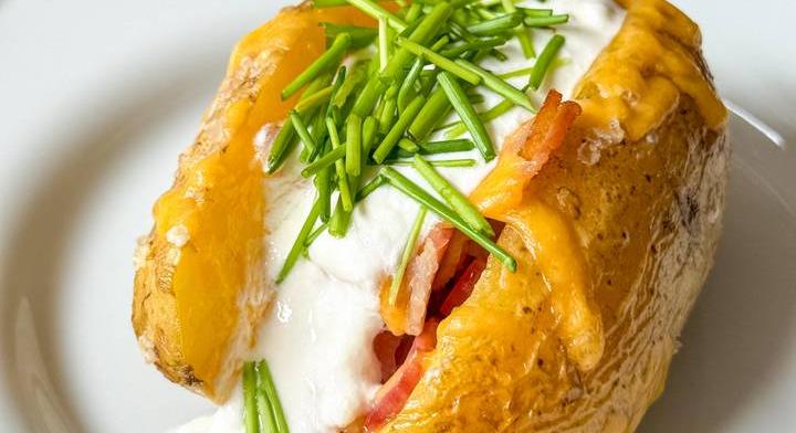 Héjában sült, töltött krumpli: szaftos bacon és sajt pirul a tetején