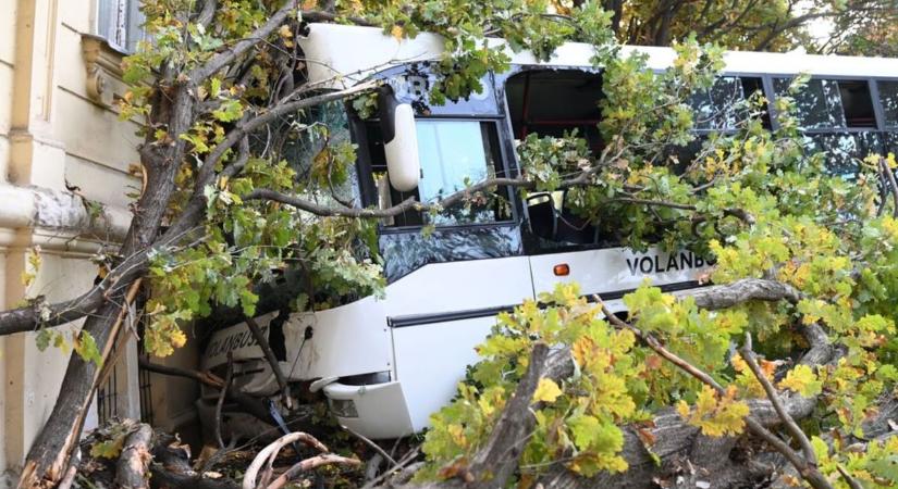 Iskola falának csapódott egy busz Szolnokon – mentőhelikopter is érkezett