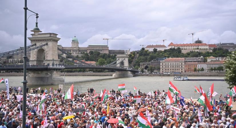 Bayer Zsolt: Brüsszelből akarják eldönteni, mi történjen hazánkban