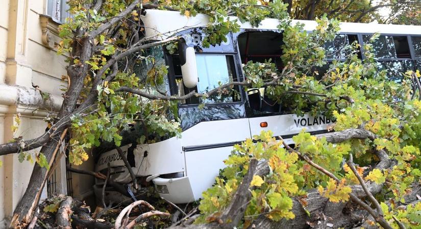 Iskolaépületnek hajtott egy busz Szolnokon, két mentőhelikopter is érkezett