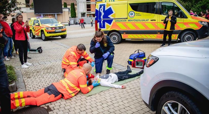 Sokk, keringési összeomlás, darázscsípés: öt embert kellett újraélesztenie a mentősöknek
