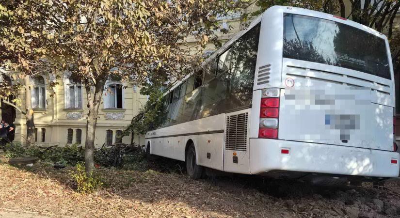 Újabb képek a szolnoki buszbalesetről, egyre többet tudni
