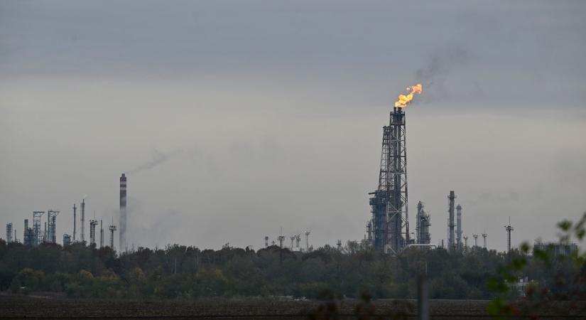 Nincs veszélyben a magyar üzemanyagellátás a százhalombattai baleset után