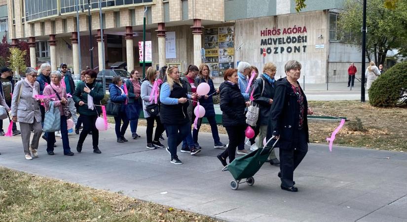 Kecskemét összefogott a mellrák ellen, megható sétán üzentek a gyógyulás reményéről – fotók, videó