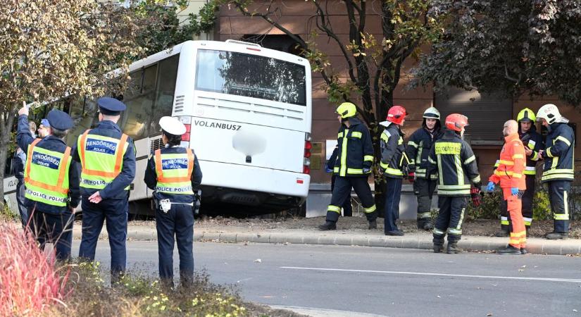 Buszbaleset Szolnokon: egy gyalogos is megsérült, nyomoz a rendőrség