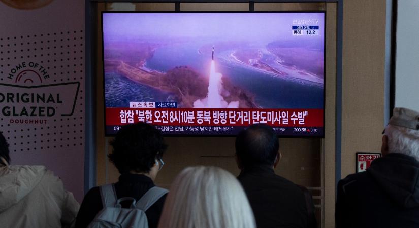 Donald Trump közeledik Dél-Korea felé, Észak ballisztikus rakétával gyakorol, pedig "jó emlékei vannak"
