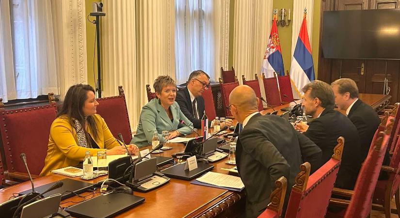 Az EU szerbiai delegációvezetőjével tárgyalt Kovács Elvira