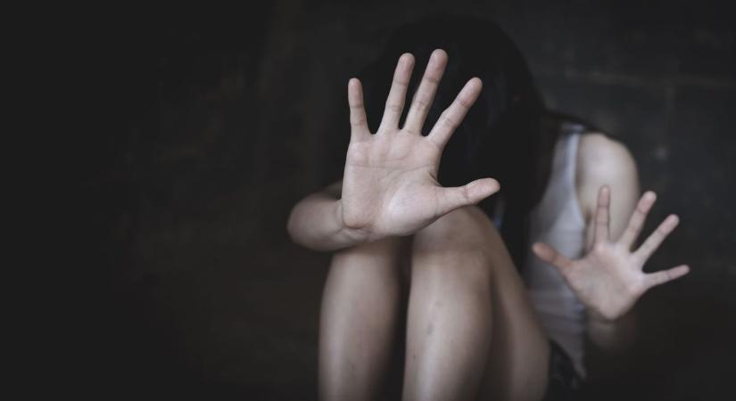 Saját élettársa arcát ütötte ököllel