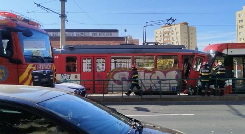 Bizarr baleset Aradon: Vezető nélkül indult el a villamos – Négyen megsérültek