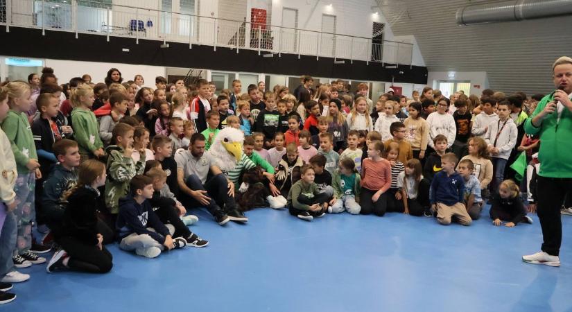 A Ferencváros sztárjai lepték meg a dunaföldvári iskolásokat (galéria)