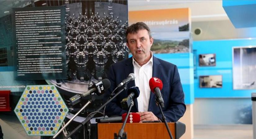 AI-központon dolgozik a kormány