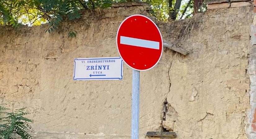 Egy kecskeméti utca mindkét végére behajtani tilos tábla került, ez nekünk is feladta a leckét – videó