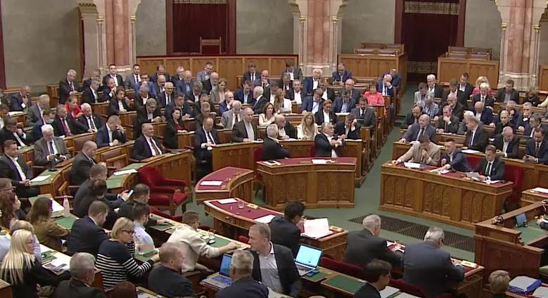 Elfogadta az Országgyűlés a lex Ruszin-Szendit  videó