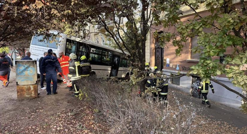 Huszonhárman sérültek meg a szolnoki buszbalesetben, a rendőrség nyomozást indított