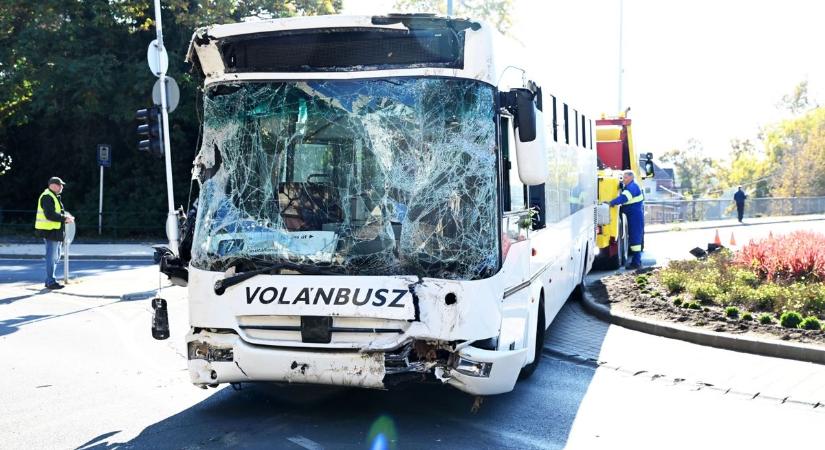Kamionmentő érkezett a szolnoki gimnáziumnak ütközött, teljesen összetört buszért – fotókon a mentés pillanatai