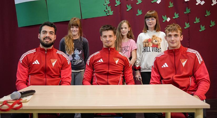 A debreceni Petőfi diákjait lepték meg a Loki játékosai – videóval