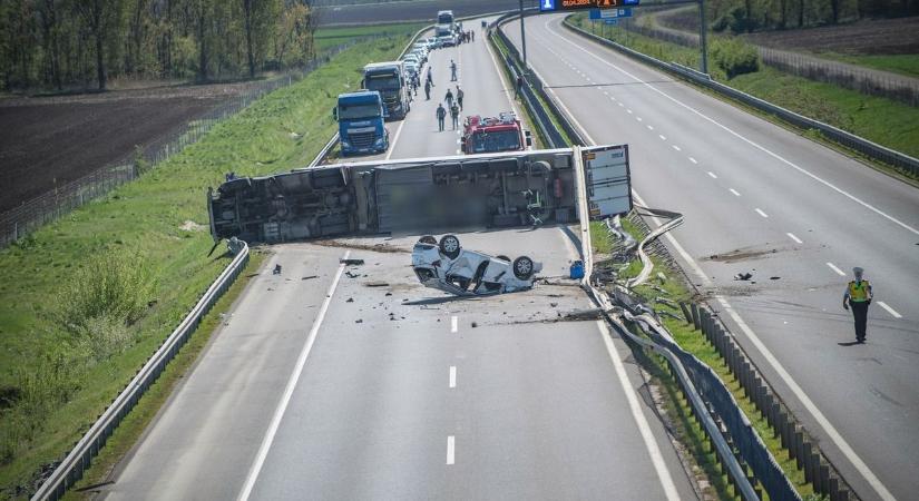Lezárta a felborult kamion az M35-öst, repült a föld és a törmelék! Fotókon a durva baleset