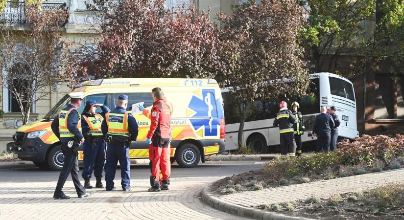 Sokkoló buszbaleset Szolnokon: az iskola vezetése váratlan döntést hozott – fotók